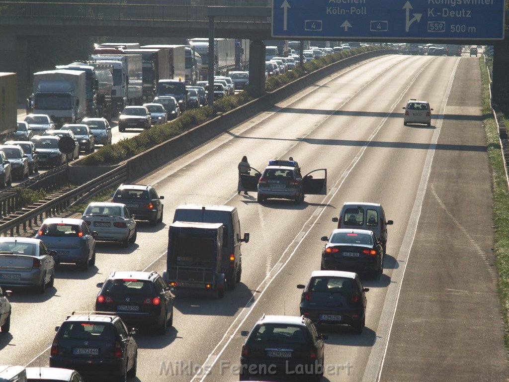 VU A4 Rich Olpe anschliessend Reifen auf Fahrbahn Rich Aachen P25.JPG